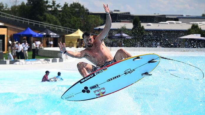 Olympionike Leon Glatzer im neuen Surfpark.