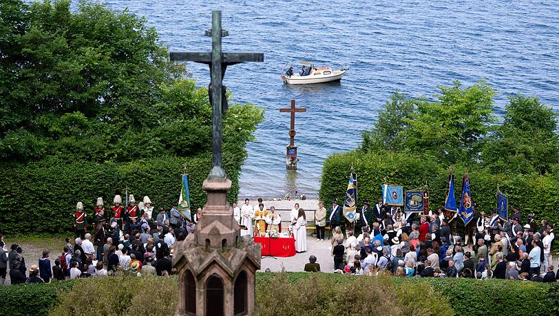140 Jahre nach dem Tod von König Ludwig II. gedachten Königstreue am Starnberger des Herrsche 140 Jahre nach dem Tod von König Ludwig II. gedachten Königstreue am Starnberger des Herrsche