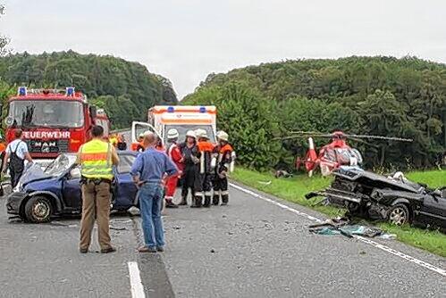 30 Feuerwehrleute waren bei dem Unfall auf der B 27 im Einsatz.