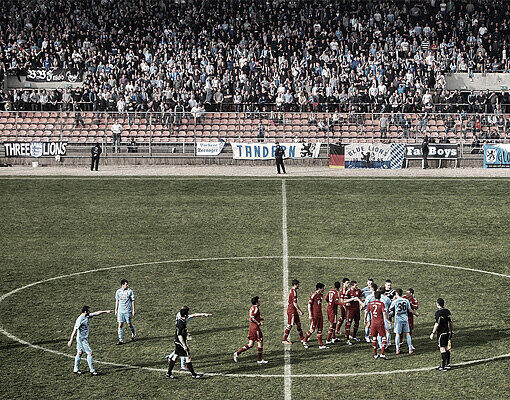 Das kleine Derby zwischen den Regionalliga-Teams des FC Bayern und des TSV 1860 München hat AZ-Sportchef Gunnar Jans für einen kleinen Streifzug durch das marode Grünwalder Stadions genutzt. Dort sind ihm beachtliche Motive untergekommen. Sehen Sie die Aufnahmen in der Bilderstrecke!
