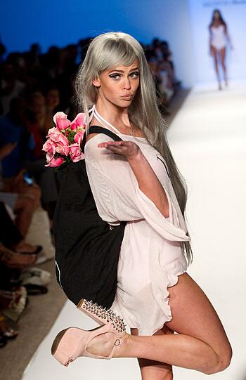 Bei der "Mercedes Benz Fashion Week Swim" präsentieren die Top-Models die angesagteste Bademode - da kann man(n) schon mal ins Schwitzen kommen. Die Bilder.