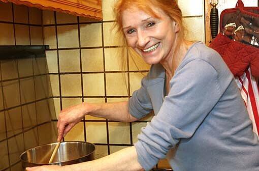 Gina Eder, Finalistin des Kochwettbewerbs, beim Zubereiten eines Schweinsbratens.