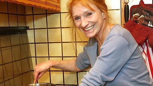 Gina Eder, Finalistin des Kochwettbewerbs, beim Zubereiten eines Schweinsbratens. Gina Eder, Finalistin des Kochwettbewerbs, beim Zubereiten eines Schweinsbratens.