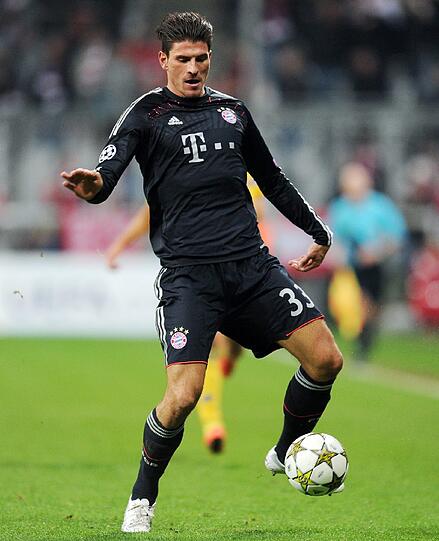 Mario Gomez (26): Vertrag bis 2016. Auf den ersten Blick ein Gewinner: Lewandowski wird&rsquo;s ja nun schwer haben, vom BVB los zu kommen. Auf den zweiten Blick wird&rsquo;s aber nicht viel besser: Götze kann als &bdquo;falsche Neun&ldquo; auch vorne spielen. Und Mandzukic gibt&rsquo;s ja auch noch...