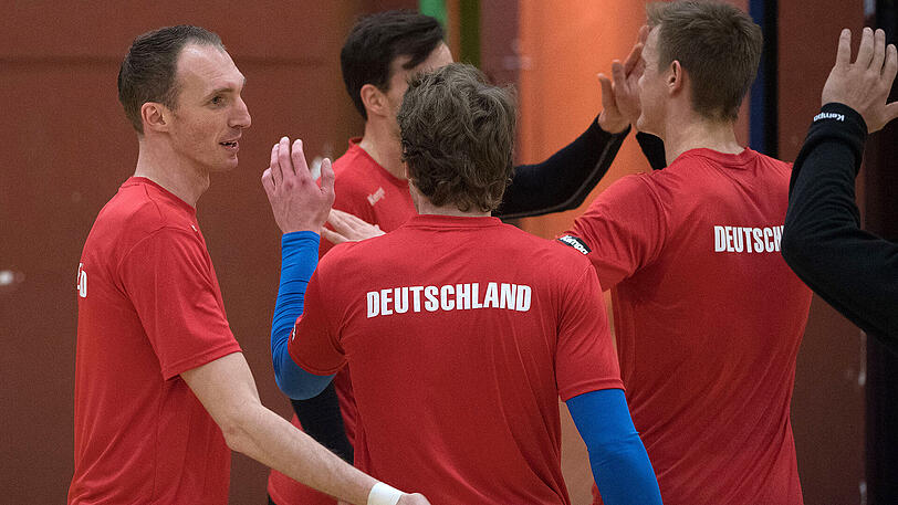 Routinier Holger Glandorf (l) soll die junge Mannschaft bei der ersten richtigen Härteprüfung gegen Kroatien unterstützen.