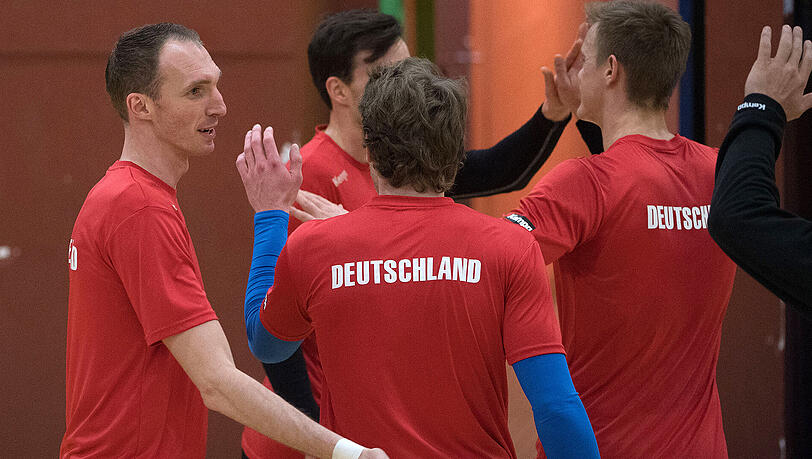 Routinier Holger Glandorf (l) soll die junge Mannschaft bei der ersten richtigen Härteprüfung gegen Kroatien unterstützen. Routinier Holger Glandorf (l) soll die junge Mannschaft bei der ersten richtigen Härteprüfung gegen Kroatien unterstützen.