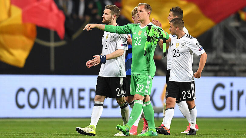DIEGO DEMME (r.) - Ohne NOTE: Der Leipziger Mittelfeldspieler durfte nach 75 Minuten seine DFB-Premiere feiern. Geschickt gemacht von Bundestrainer Löw, damit keine Fragen aufkommen. Nun haben alle Confed Cup-Fahrer mindestens ein Länderspiel. Mischte recht munter mit.