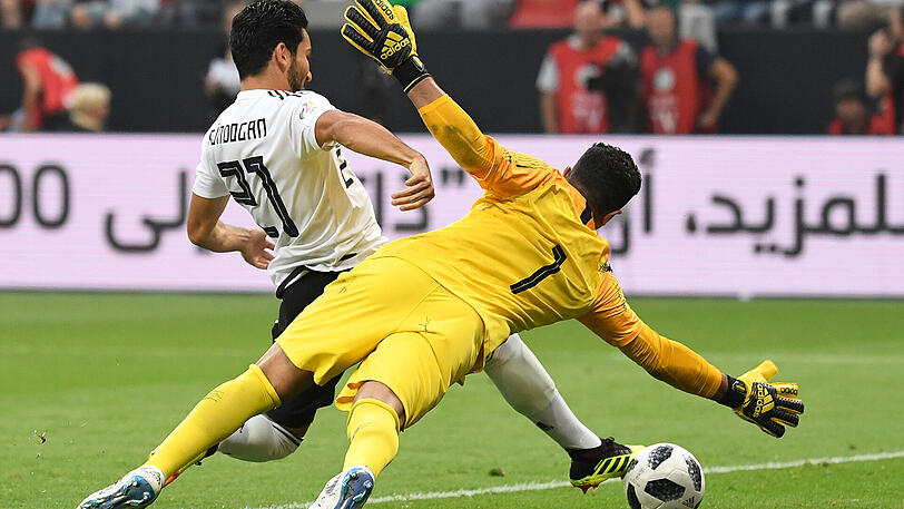 ILKAY GÜNDOGAN - NOTE 3.
Der neben Özil zweite Erdogan-Sympathisant wurde bei seiner Einwechslung (57.) böse ausgepfiffen. Durchschnittliche Leistung &ndash; hatte es auch nicht einfach.