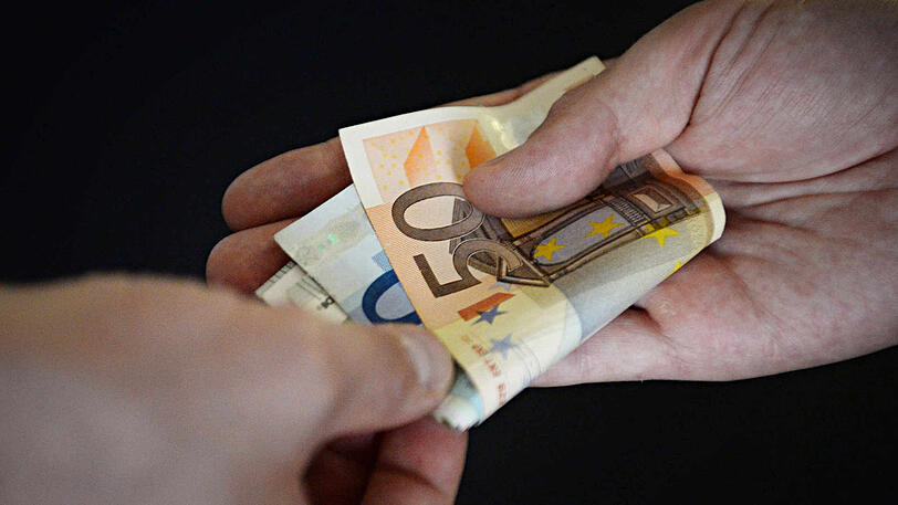 Sachbearbeitern Geld anbieten für eine Meldeadresse oder einen Taxischein &ndash; manche Münchner versuchen das, obwohl es strafbar ist. (Symbolbild)