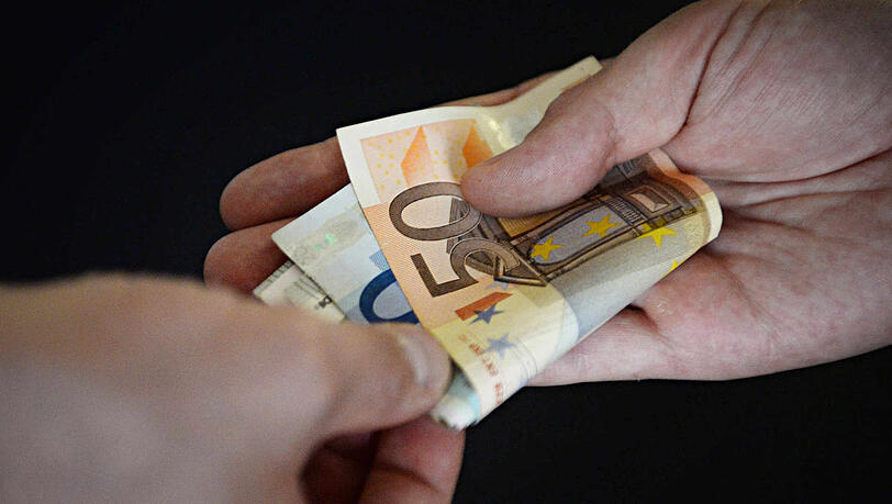 Sachbearbeitern Geld anbieten für eine Meldeadresse oder einen Taxischein – manche Münchner versuchen das, obwohl es strafbar ist. (Symbolbild) Sachbearbeitern Geld anbieten für eine Meldeadresse oder einen Taxischein – manche Münchner versuchen das, obwohl es strafbar ist. (Symbolbild)