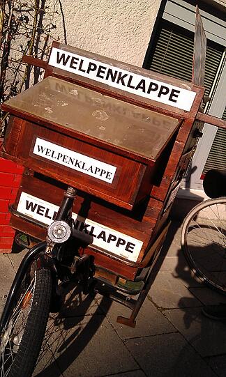 Unübersehbar: das Lastenfahrrad, das Leben rettet.