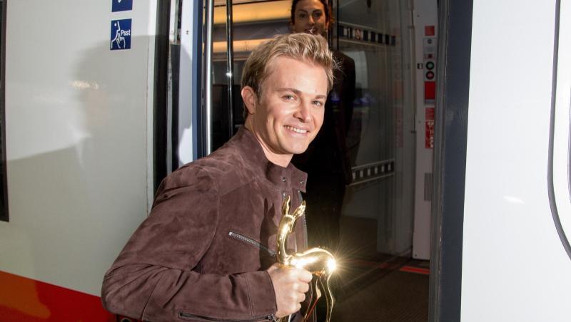 Nico Rosberg, früherer Autorennfahrer, steigt am Münchner Hauptbahnhof in einen ICE und hält dabei einen Bambi in der Hand. Foto: Tobias Hase Nico Rosberg, früherer Autorennfahrer, steigt am Münchner Hauptbahnhof in einen ICE und hält dabei einen Bambi in der Hand. Foto: Tobias Hase