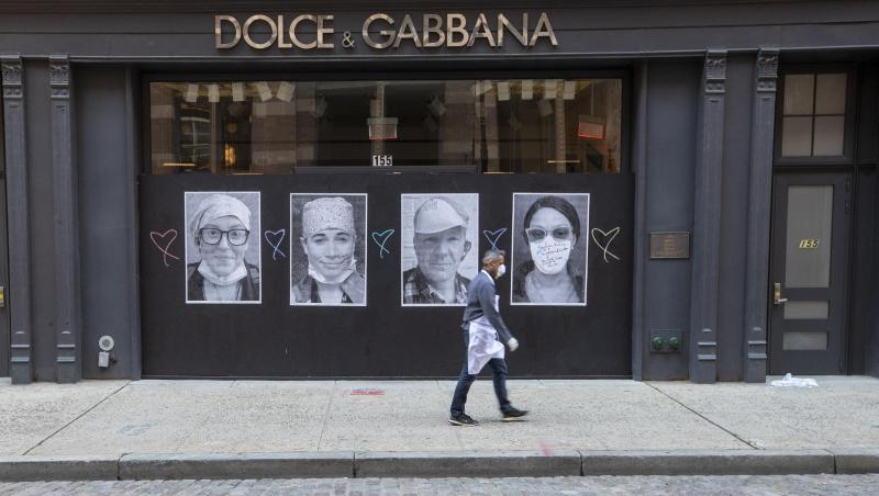 Ein Mann mit Mundschutz geht an einer geschlossenen Boutique in New York vorbei. Ein Mann mit Mundschutz geht an einer geschlossenen Boutique in New York vorbei.
