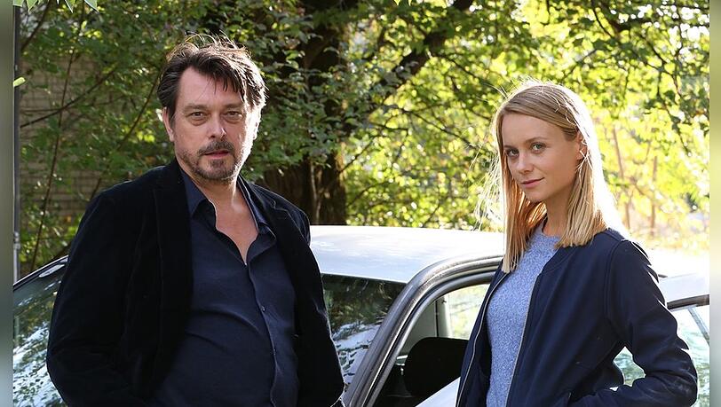 "Landkrimi: Steirerrausch": LKA-Kommissar Sascha Bergmann (Hary Prinz) mit seiner neuen Kollegin Anni Sulmtaler (Anna Unterberger).