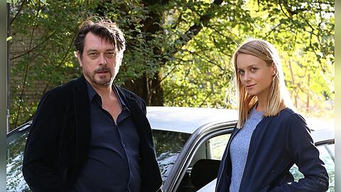 "Landkrimi: Steirerrausch": LKA-Kommissar Sascha Bergmann (Hary Prinz) mit seiner neuen Kollegin Anni Sulmtaler (Anna Unterberger).