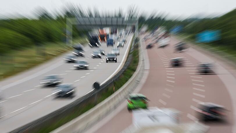 Zahlreiche Autos und Lastwagen fahren auf einer Autobahn.