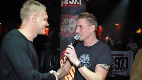 War der große Star bei der Radio-Fan-Fete in der Rockfabrik: Club-Kapitän Andreas Wolf (l.) mit Moderator Guido Seibelt. War der große Star bei der Radio-Fan-Fete in der Rockfabrik: Club-Kapitän Andreas Wolf (l.) mit Moderator Guido Seibelt.
