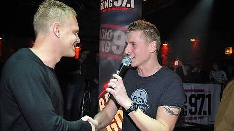 War der große Star bei der Radio-Fan-Fete in der Rockfabrik: Club-Kapitän Andreas Wolf (l.) mit Moderator Guido Seibelt.