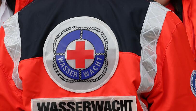 Die Wasserwacht ist im Einsatz, um den Mann zu retten. (Symbolbild)
