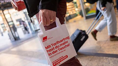 Bei vielen Arbeitgebern kommen Tarifverträge zum Leidwesen der Gewerkschaften nicht in die Tüte (Archivbild).