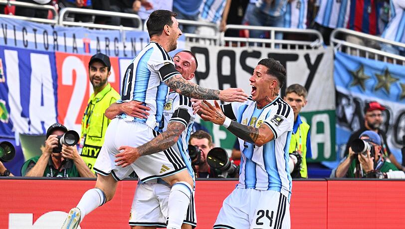 Argentinien um Lionel Messi freut sich über den Treffer zum 1:0. Argentinien um Lionel Messi freut sich über den Treffer zum 1:0.