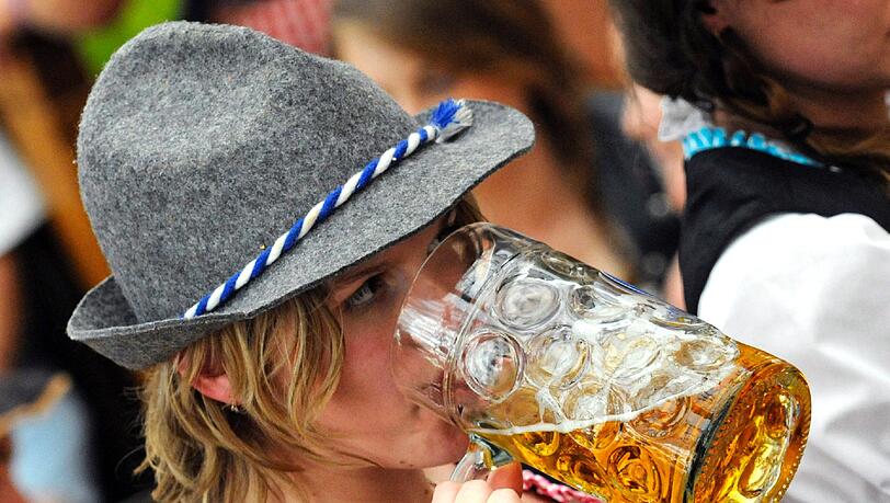 Sieben Millionen Maß trinken die Gäste pro Wiesn - das macht etwa 70 Millionen Euro Umsatz. Sieben Millionen Maß trinken die Gäste pro Wiesn - das macht etwa 70 Millionen Euro Umsatz.