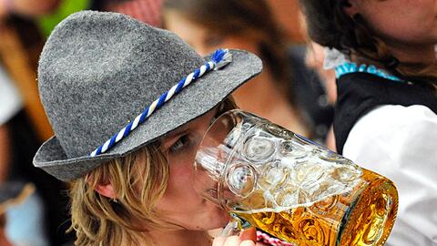Sieben Millionen Maß trinken die Gäste pro Wiesn - das macht etwa 70 Millionen Euro Umsatz.