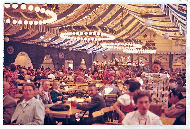 Viel Platz, wenig Wiesn-Trachtler: im Hackerzelt Ende der Fünfziger.