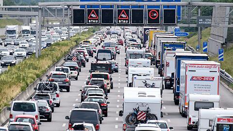 Auf der A9 kommt es nach einem Unfall zu Staus. (Archivbild)