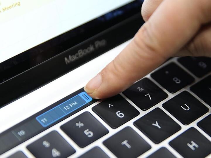 Das preiswerteste Modell der MacBook-Pro-Reihe verfügt jetzt auch über den Tastaturbildschirmstreifen "Touch Bar" und den Fingerabdrucksensor "Touch ID".