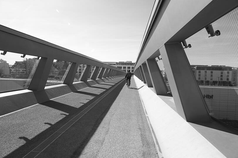 Der neue Arnulfsteg: hier ausnahmsweise mal wenig frequentiert, was die moderne Architektur - zumal in Schwarz-Weiß - noch sehr viel besser wirken lässt.