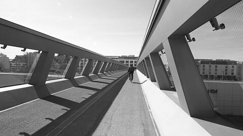 Der neue Arnulfsteg: hier ausnahmsweise mal wenig frequentiert, was die moderne Architektur - zumal in Schwarz-Weiß - noch sehr viel besser wirken lässt.