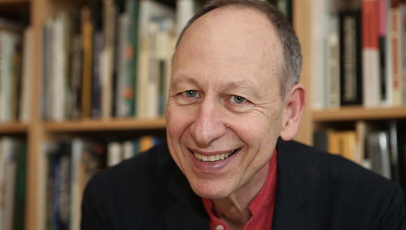 Der Historiker Ernst Piper war von 1982 bis 2002 als Verleger tätig. Er ist Professor für Neuere Geschichte an der Universität Potsdam und hat zahlreiche Bücher zur Geschichte des 19. und 20. Jahrhunderts veröffentlicht.
