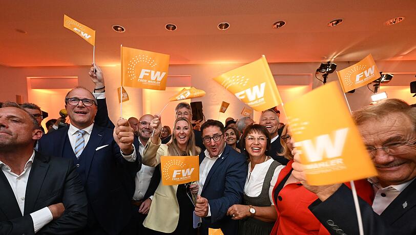 Anhänger der Freien Wähler reagieren bei der Wahlparty nach der Bekanntgabe der ersten Prognose.