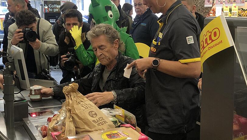 Peter Maffay legt sich für die Kunden eines Münchner Supermarktes ordentlich ins Zeug.