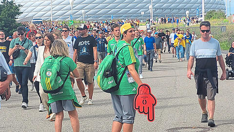Mittendrin statt nur dabei: die brasil-grün-gelb gewandeten Volunteers auf der Esplanade an der Arena in München. Foto: Lutz Bäucker