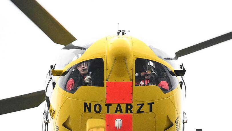 Ein Rettungshubschrauber flog den Schwerverletzten ins Krankenhaus. (Symbolbild)