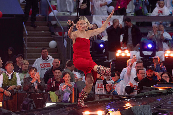 Comedy-Gold f&uuml;r Deutschland: Monika Gruber begeistert als Kabarettistin auf der B&uuml;hne.