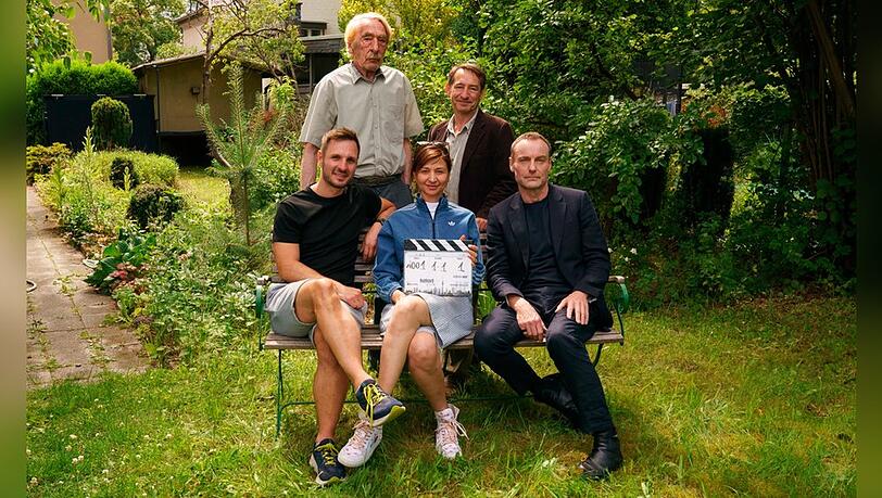 "Tatort"-Dreharbeiten in Oranienburg: Kameramann Thomas Schiller, Regisseurin Mira Thiel, Mark Waschke (vordere Reihe v. l.) sowie Axel Werner und Boris Aljinovic (hintere Reihe v. l.) .