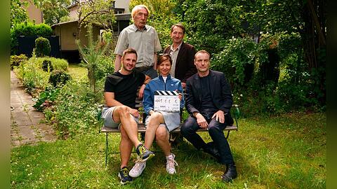 "Tatort"-Dreharbeiten in Oranienburg: Kameramann Thomas Schiller, Regisseurin Mira Thiel, Mark Waschke (vordere Reihe v. l.) sowie Axel Werner und Boris Aljinovic (hintere Reihe v. l.) .