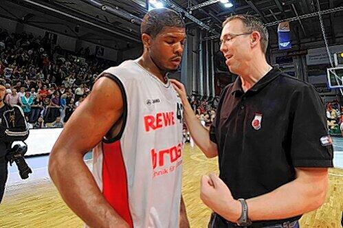 Er ist ein besonderer Spieler": Brose-Coach Chris Fleming (r.) über Kyle "Karlheinz" Hines.