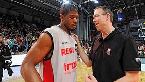 Er ist ein besonderer Spieler": Brose-Coach Chris Fleming (r.) über Kyle "Karlheinz" Hines. Er ist ein besonderer Spieler": Brose-Coach Chris Fleming (r.) über Kyle "Karlheinz" Hines.
