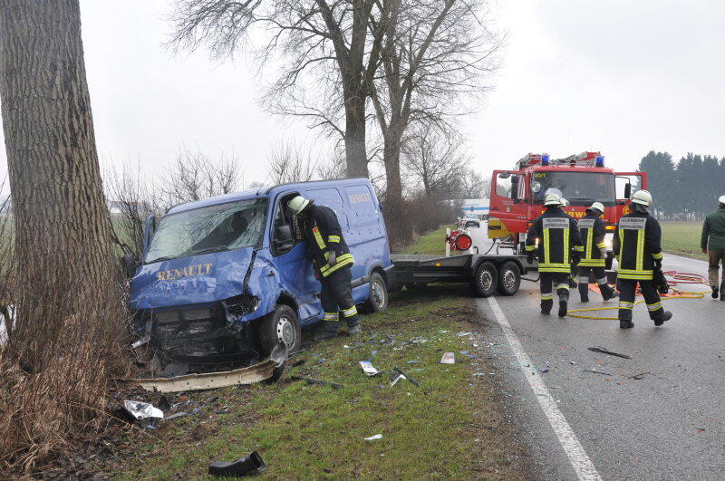 Am Donnerstagmorgen kam es auf der B299 zwischen Altötting und Unterneukirchen zu einem schweren Verkehrsunfall. Der Fahrer eines BMWs überholte mehrere Fahrzeuge und kam dabei ins schleudern. Daraufhin kollidierte das Fahrzeug mit einem Kleintransporter. Dieser erfasse den BMW seitlich auf der Fahrerseite.

Der Fahrer des erlag sofort seinen Verletzungen. Der Fahrer des Transporters wurde mit leichten Verletzungen ins Krankenhaus gebracht.