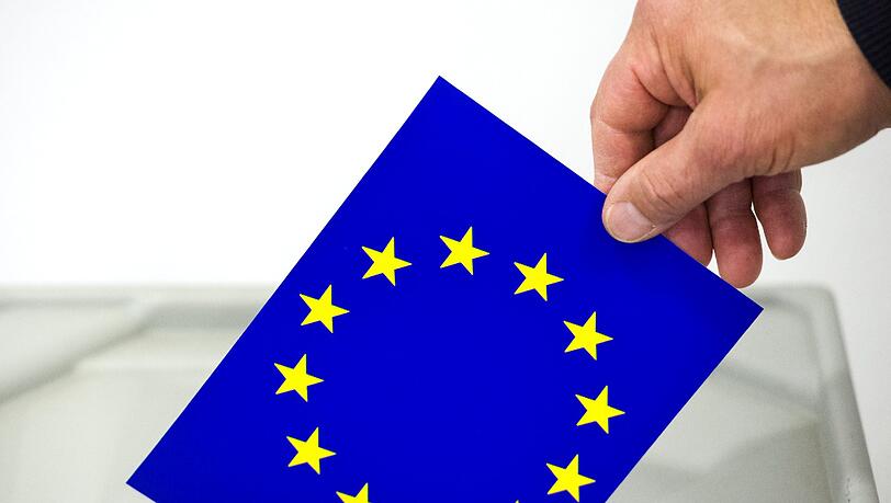 EuropawahL: Die CSU liegt nach einer Umfrage des BR-Politmagazins "Kontrovers" bei 47 Prozent, die SPD käme in Bayern auf 20, die Grünen auf 11 Prozent. EuropawahL: Die CSU liegt nach einer Umfrage des BR-Politmagazins "Kontrovers" bei 47 Prozent, die SPD käme in Bayern auf 20, die Grünen auf 11 Prozent.