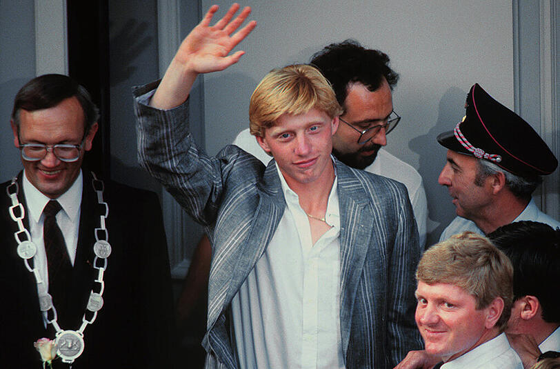 Vor 30 Jahren gewinnt der damals 17-jährige Boris Becker in Wimbledon. Ein Ereignis, das den Profisport verändert. Und sein Leben. Boris heute, Boris damals - die besten Bilder.