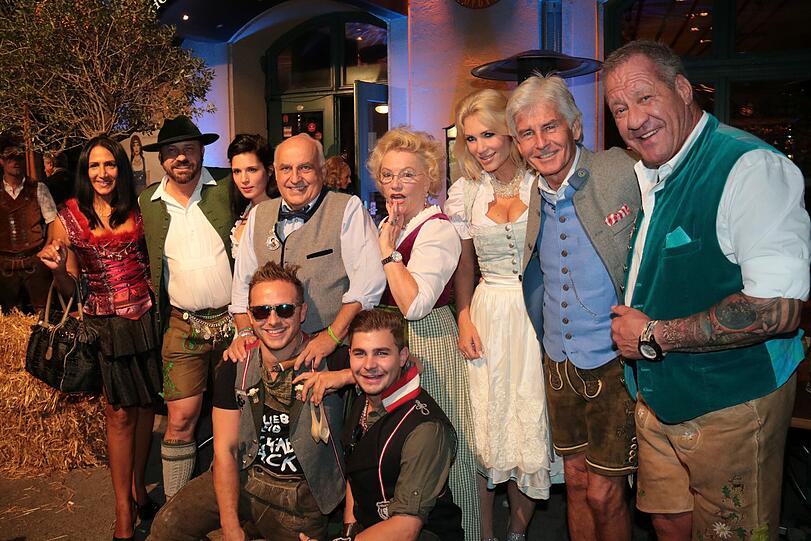 Veronique Kern (Model Agentin), Schauspieler Michel Guillaume, Dr. Axel Munz (Angermaier), unter ihm die Gaudi Band &bdquo;Mountain Boys" mit Tommy de Luxe und Dominik Amadeus Leithold, oben weiter mit Veronia von Quast, Sarah Kern, Moderator Ferderic Meisner und Wirt Hugo Bachmaier