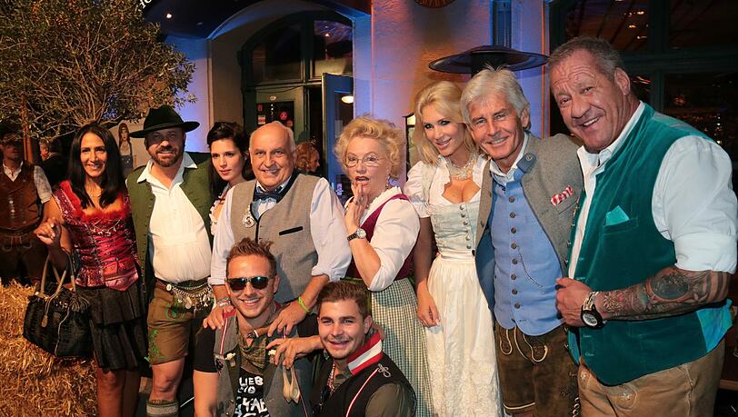 Veronique Kern (Model Agentin), Schauspieler Michel Guillaume, Dr. Axel Munz (Angermaier), unter ihm die Gaudi Band „Mountain Boys" mit Tommy de Luxe und Dominik Amadeus Leithold, oben weiter mit Veronia von Quast, Sarah Kern, Moderator Ferderic Meisner und Wirt Hugo Bachmaier Veronique Kern (Model Agentin), Schauspieler Michel Guillaume, Dr. Axel Munz (Angermaier), unter ihm die Gaudi Band „Mountain Boys" mit Tommy de Luxe und Dominik Amadeus Leithold, oben weiter mit Veronia von Quast, Sarah Kern, Moderator Ferderic Meisner und Wirt Hugo Bachmaier