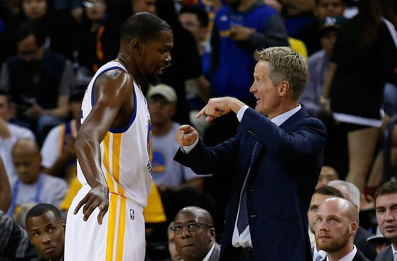 Warriors-Coach Steve Kerr (r) muss mit Kevin Durant noch den richtigen Dreh in der Verteidigung finden. Foto: John G Mabanglo