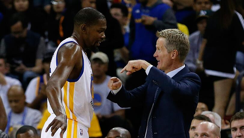 Warriors-Coach Steve Kerr (r) muss mit Kevin Durant noch den richtigen Dreh in der Verteidigung finden. Foto: John G Mabanglo Warriors-Coach Steve Kerr (r) muss mit Kevin Durant noch den richtigen Dreh in der Verteidigung finden. Foto: John G Mabanglo
