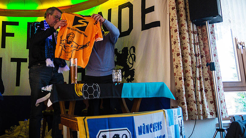 Als Gastgeschenk gab's ein Benefiztrikot mit der Unterschrift von Kult-Löwenstürmer Olaf Bodden.